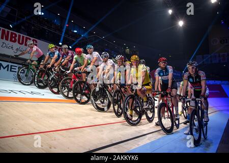 Bremen, Deutschland. 09 Jan, 2020. Radfahren: Bremer 6-Tage Rennen: Die Fahrer des professionellen Teams über sind auf der Strecke zu beginnen. Credit: Sina Schuldt/dpa/Alamy leben Nachrichten Stockfoto