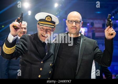 Bremen, Deutschland. 09 Jan, 2020. Radfahren: Bremer 6-Tage Rennen: Morten Hansen (l), Norwegian Cruise Captain, und Christopher von Deylen, Musiker, geben den Startschuss für die 56 Bremer 6-Tage Rennen. Credit: Sina Schuldt/dpa/Alamy leben Nachrichten Stockfoto