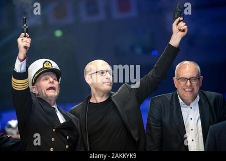 Bremen, Deutschland. 09 Jan, 2020. Radfahren: Bremer 6-Tage Rennen: Morten Hansen (L-R), Norwegian Cruise Captain, Christopher von Deylen, Musiker, und Andreas Bovenschulte, Bürgermeister von Bremen, geben den Startschuss für die 56 Bremer Sechs-Tage-Rennen. Credit: Sina Schuldt/dpa/Alamy leben Nachrichten Stockfoto