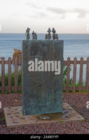 Die Witwen und Bairns Denkmal auf dem Hügel oberhalb von St Abb Hafen der Katastrophe von 1881, in dem 129 Männer zu gedenken. Stockfoto