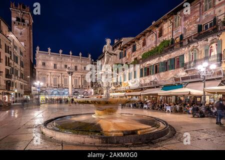 Verona, Italien - Madonna Verona in der Altstadt bei Nacht Stockfoto