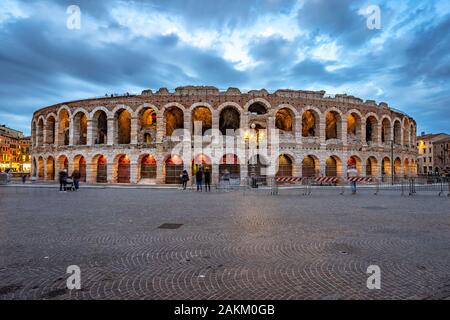 Verona, Italien - Verona Arena, das römische Amphitheater, mit Platz für 20.000 Menschen gebaut, hosting Sommer Oper Programm Stockfoto