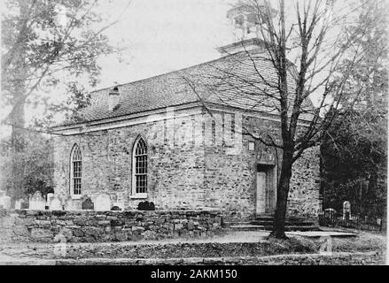 Die New York und Albany post Road, von Kings Bridge' die Fähre bei Crawlier, gegenüber Albanien,", der einen Bericht über einen Ausflug zu Fuß in Sonstige Zeit zwischen Mai und November, neunzehn hundert und 5. kleine alte niederländische Kirche geglaubt wird, die älteste Kirche 21 zu sein, die Ich? TARRYTOWN. edifice jetzt im Staat stehen. Es wurde 1699 von Fred gebaut - erick Philipse. Irving sagt von ihm: Die abgeschiedene Lage dieser Kirche scheint immer ein beliebter Aufenthaltsplatz oftroubled Geister haben. Es steht auf einem Hügel von Locust treesand erhabenen Ulmen umgeben, unter denen seine anständige wh Stockfoto