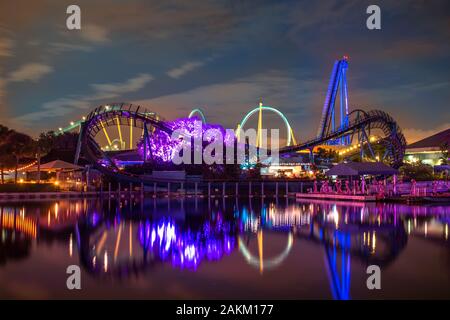 Orlando, Florida. 30. Dezember 2019. Schöne Aussicht von Mako und Kraken Achterbahn in der Nacht in Seaworld Stockfoto