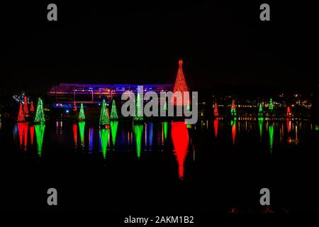 Orlando, Florida. 30. Dezember 2019. Beleuchtete Weihnachtsbäume in Seaworld Stockfoto