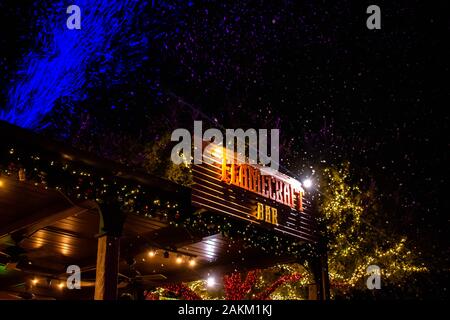 Orlando, Florida. 30. Dezember 2019. Kunstschnee und Flamecraft Bar Zeichen in Seaworld Stockfoto