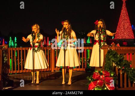 Orlando, Florida. 30. Dezember 2019. Christmas Carol Singers in Seaworld Stockfoto