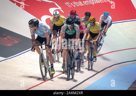 Bremen, Deutschland. 09 Jan, 2020. Radfahren: Bremer 6-Tage Rennen: Tristan Marguet (l) aus der Schweiz und Moritz Augenstein (M) aus Deutschland führen das Feld der Fahrer. Credit: Sina Schuldt/dpa/Alamy leben Nachrichten Stockfoto