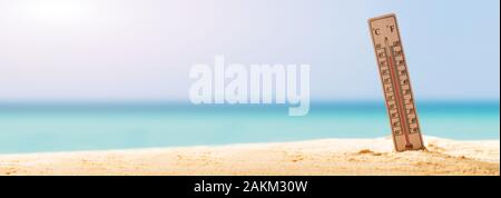 Thermometer On Sandy Beach Showing High Temperature Stockfoto