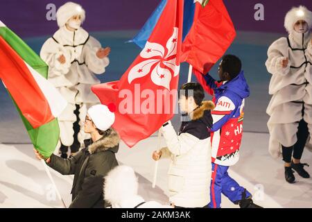 Lausanne, Schweiz. 09 Jan, 2020. Kristof Szarvas (Ungarn/Curling), Yau Yam (Hongkong, China/Ice Hockey 3 auf 3), Mackerson Florindo (Haiti/Ski) während der Eröffnungsfeier bei der Jugend die Olympischen Winterspiele 2020, die an die Vaudoise Arena in Lausanne in der Schweiz am 9. Januar 2020 stattfand. Credit: SPP Sport Presse Foto. /Alamy leben Nachrichten Stockfoto