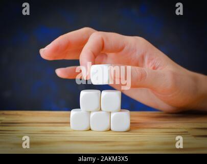 Holzwürfel auf Tischhintergrund, zum Einbringen einer Geschäftsnachricht Stockfoto