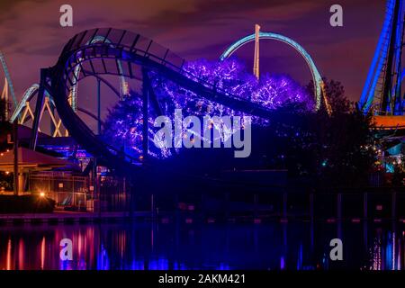 Orlando, Florida. 30. Dezember 2019. Mako und Kraken Achterbahn in der Nacht in Seaworld Stockfoto