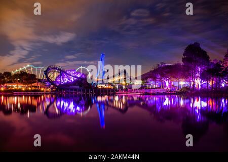 Orlando, Florida. 30. Dezember 2019. Mako und Kraken Achterbahn in der Nacht in Seaworld Stockfoto