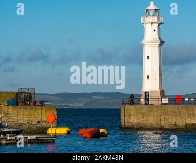 Leuchtturm am Hafen Wand mit blauer Himmel, Firth von Fortj Newhaven Hafen, Edinburgh, Schottland, Großbritannien Stockfoto