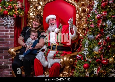 Orlando, Florida. 30. Dezember 2019. Santa mit Mutter und Kind in Seaworld Stockfoto