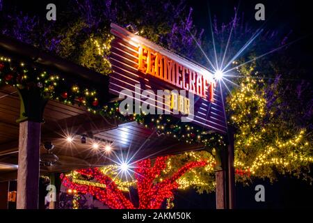 Orlando, Florida. 30. Dezember 2019. Blick von oben auf die Flamecraft Bar und beleuchtete Jahreszeit Bäume in Seaworld Stockfoto