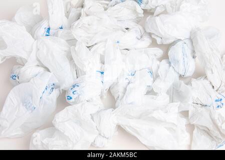 Eine Nahaufnahme einer Ausbreitung von Weißen zerknittert Lebensmittelgeschäft mit Plastiktüten. Stockfoto