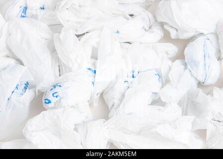 Eine Nahaufnahme einer Ausbreitung von Weißen zerknittert Lebensmittelgeschäft mit Plastiktüten. Stockfoto