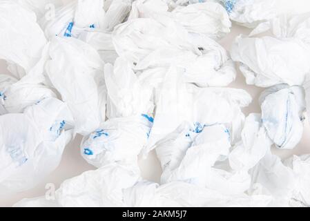 Eine Nahaufnahme einer Ausbreitung von Weißen zerknittert Lebensmittelgeschäft mit Plastiktüten. Stockfoto