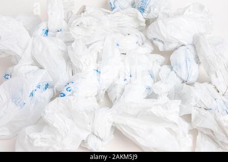 Eine Nahaufnahme einer Ausbreitung von Weißen zerknittert Lebensmittelgeschäft mit Plastiktüten. Stockfoto