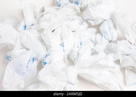 Eine Nahaufnahme einer Ausbreitung von Weißen zerknittert Lebensmittelgeschäft mit Plastiktüten. Stockfoto