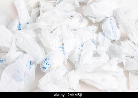 Eine Nahaufnahme einer Ausbreitung von Weißen zerknittert Lebensmittelgeschäft mit Plastiktüten. Stockfoto