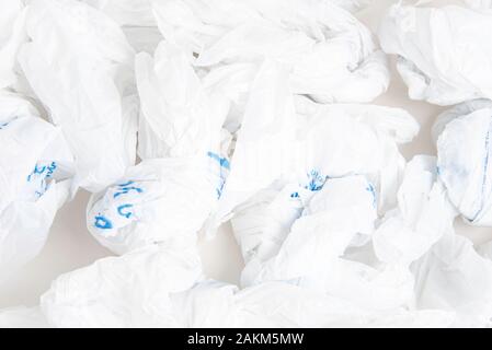 Eine Nahaufnahme einer Ausbreitung von Weißen zerknittert Lebensmittelgeschäft mit Plastiktüten. Stockfoto