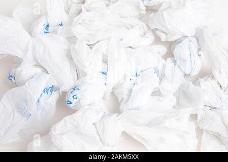 Eine Nahaufnahme einer Ausbreitung von Weißen zerknittert Lebensmittelgeschäft mit Plastiktüten. Stockfoto