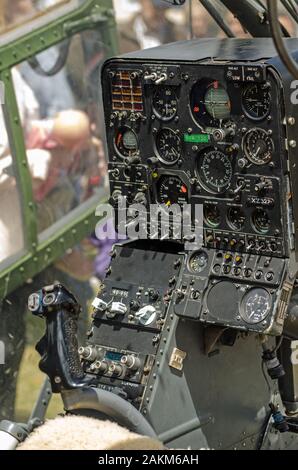 Sandhurst, Berkshire, UK - 16. Juni 2019: Pilot steuert im Cockpit eines Aérospatiale Gazelle Hubschrauber. Stockfoto
