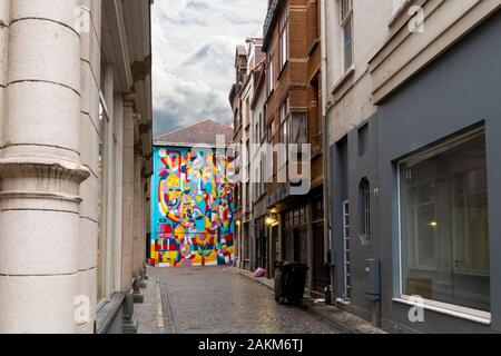 Eine bunt bemalte Wand von Rikardo Druškić am Ende einer Gasse an einem regnerischen Tag im historischen Zentrum von Brüssel, Belgien. Stockfoto