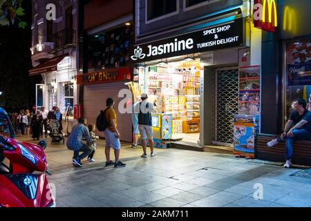 Ein türkisches Eis Verkäufer verkauft aus einem Gewürz und Candy Shop bis spät in die Nacht im Stadtteil Sultanahmet in Istanbul, Türkei Stockfoto