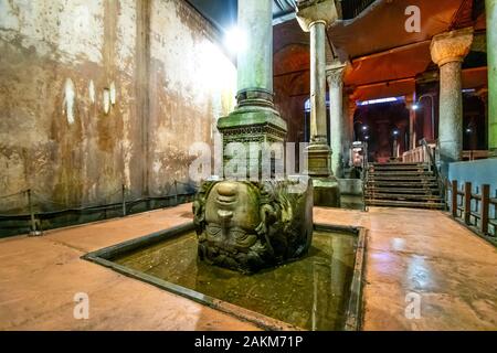 Das umgedrehte Stein Medusenhaupt Spalte in den alten unterirdischen Basilika Zisterne im Stadtteil Sultanahmet Stockfoto