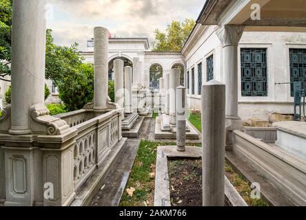 Historischen Innenhof der Ahmet Tevfik Pasa Grab mit Marmor Grabsteine, Gräber und Gedenkstätten gefüllt der Türkei zum Fürsten und Sultane. Stockfoto