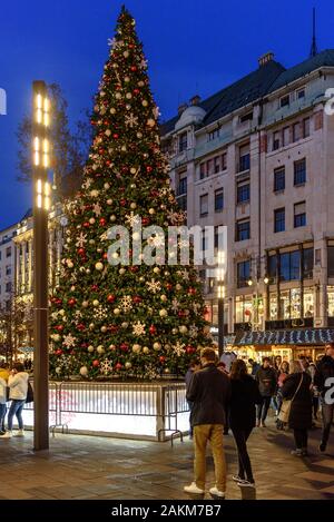 Der Weihnachtsbaum auf dem Weihnachtsmarkt am Vörösmarty Platz in Budapest Stockfoto