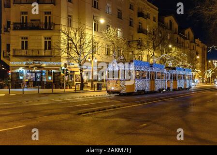 Die Budapester Weihnachten Straßenbahn, die während der Ferienzeit in Ungarn betreibt Stockfoto