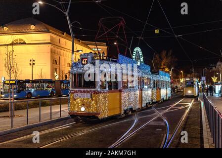 Die Budapester Weihnachten Straßenbahn, die während der Ferienzeit in Ungarn betreibt Stockfoto