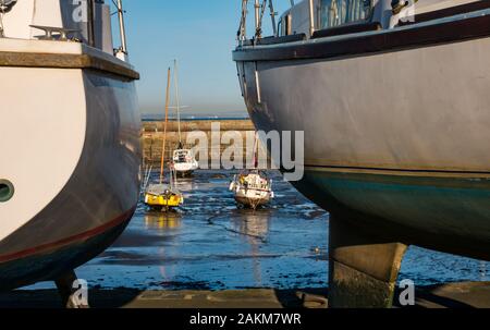 Schiffskörpern und Boote im Schlamm bei Ebbe geerdet, Fisherrow Hafen, Musselburgh, Schottland, UK Stockfoto