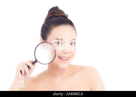 Portrait von schöne asiatische Frau mit Sauber frisches Gesicht, Mädchen Lupe skincare Wange und Lächeln attraktiv, angesichts der Schönheit perfekt mit Wellness iso Stockfoto