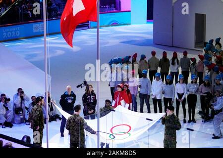 Lausanne, Schweiz. 09 Jan, 2020. Vier Soldaten bereit sind, die olympische Flagge bei der Eröffnungsfeier der Olympischen Spiele in Lausanne, Schweiz, 09. Januar 2020 zur Kreditaufnahme: AlfredSS/Alamy leben Nachrichten Stockfoto