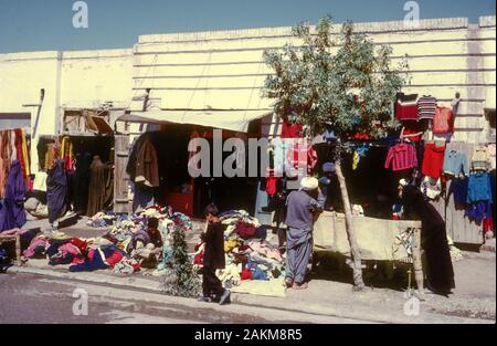 Afghanische Männer und Frauen shop für gebrauchte Kleidung in Herat, Afghanistan, 1974 Stockfoto