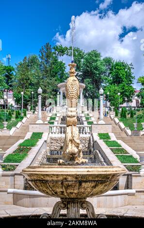 Chisinau, Republik Moldau - 06.28.2019. Brunnen und die Kaskadierung Treppe in der Nähe der Valea Morilor See in Chisinau, Moldawien, an einem sonnigen Sommertag Stockfoto