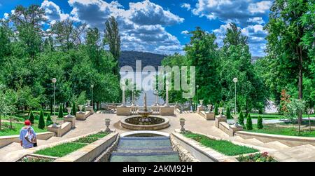 Chisinau, Republik Moldau - 06.28.2019. Brunnen und die Kaskadierung Treppe in der Nähe der Valea Morilor See in Chisinau, Moldawien, an einem sonnigen Sommertag Stockfoto