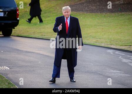 Washington DC, USA. 09 Jan, 2020. Präsidenten der Vereinigten Staaten Donald J. Trumpf Gesten der Medien, als er das Weiße Haus in Washington, DC, fährt auf dem Weg nach Toledo, Ohio Erläuterungen zu einem Halten Amerika große Kundgebung am Donnerstag, 9. Januar 2020 zu liefern. Credit: Ron Sachs/CNP/MediaPunch Credit: MediaPunch Inc/Alamy leben Nachrichten Stockfoto