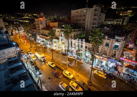 Amman, Jordanien - Dachterrasse mit Blick auf die Stadt bei Nacht Stockfoto