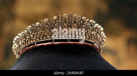 Dieses "Stück" wird wahrscheinlich durch die "Queen Mary's Collingwood Fringe Tiara' als Geschenk von der Queen Victoria zu den Fürsten Maria auf ihrer Hochzeit zu King George V 1893 gegebenen inspiriert worden zu sein. Seit 1893, der "Queen Mary's Collingwood Fringe Tiara' wurde angepasst und (stilistisch) durch die verschiedenen Royal Mitglieder, die diese Tiara geerbt haben, geändert. Derzeit das Stück bleibt als Teil Ihrer Majestät der Königin Königliche Sammlung von Edelsteinen, die in 494 Natürliche geschliffene Diamanten. Diese spektakuläre' Halskette - Tiara' hat "Europäische Markenzeichen' auf den Verschluss, die angibt, dass das ist plausibel ein Stockfoto