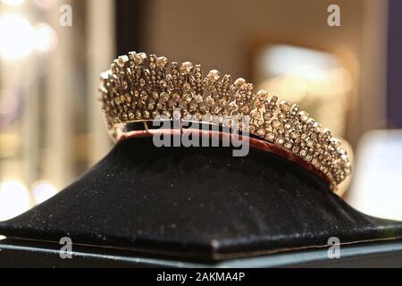 Dieses "Stück" wird wahrscheinlich durch die "Queen Mary's Collingwood Fringe Tiara' als Geschenk von der Queen Victoria zu den Fürsten Maria auf ihrer Hochzeit zu King George V 1893 gegebenen inspiriert worden zu sein. Seit 1893, der "Queen Mary's Collingwood Fringe Tiara' wurde angepasst und (stilistisch) durch die verschiedenen Royal Mitglieder, die diese Tiara geerbt haben, geändert. Derzeit das Stück bleibt als Teil Ihrer Majestät der Königin Königliche Sammlung von Edelsteinen, die in 494 Natürliche geschliffene Diamanten. Diese spektakuläre' Halskette - Tiara' hat "Europäische Markenzeichen' auf den Verschluss, die angibt, dass das ist plausibel ein Stockfoto