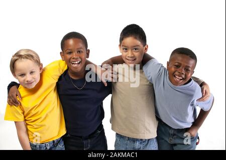 Porträt einer Gruppe von Jungen aus gemischter Rasse auf weißem Hintergrund Stockfoto