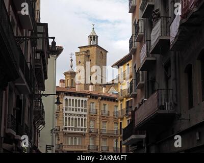 Blick auf die Türme der gotischen Kirche San Saturnino (Iglesia San Cernin), ursprünglich eine Verteidigungsfestung von den Straßen von Pamplona, Spanien Stockfoto