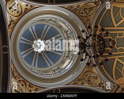 Blick auf das Innere der dekorierten Kuppel der gotischen Kirche San Saturnino (Iglesia San Cernin) Pamplona, Spanien, Europa Stockfoto