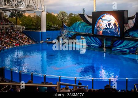 Orlando, Florida. 30. Dezember 2019. Beleuchtetes Zeichen in Orca Begegnung Show in Seaworld Stockfoto